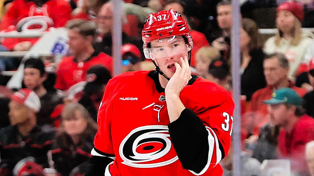 Лидирующая на Востоке «Каролина» со Свечниковым и Никишиным уступила «Баффало»