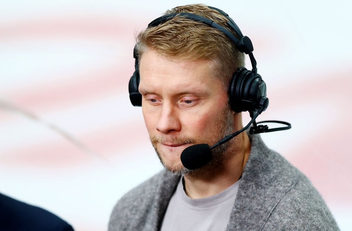 Жесткая бойня на льду, «Деревня дураков» и звезды футбола на трибунах. Фотогалерея матча «Спартак» — ЦСКА