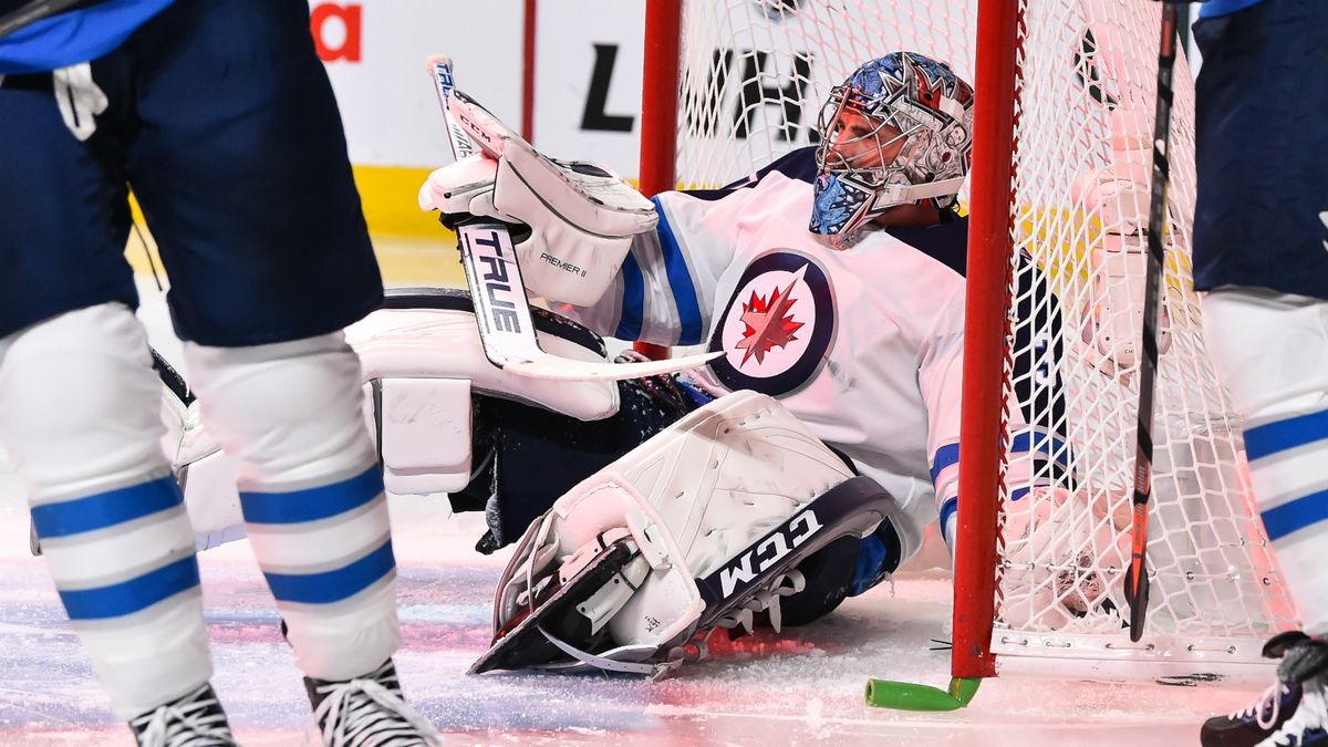 Вратарь «Виннипега» Хеллебайк пропустит 4-6 недель из-за предстоящей операции на колене